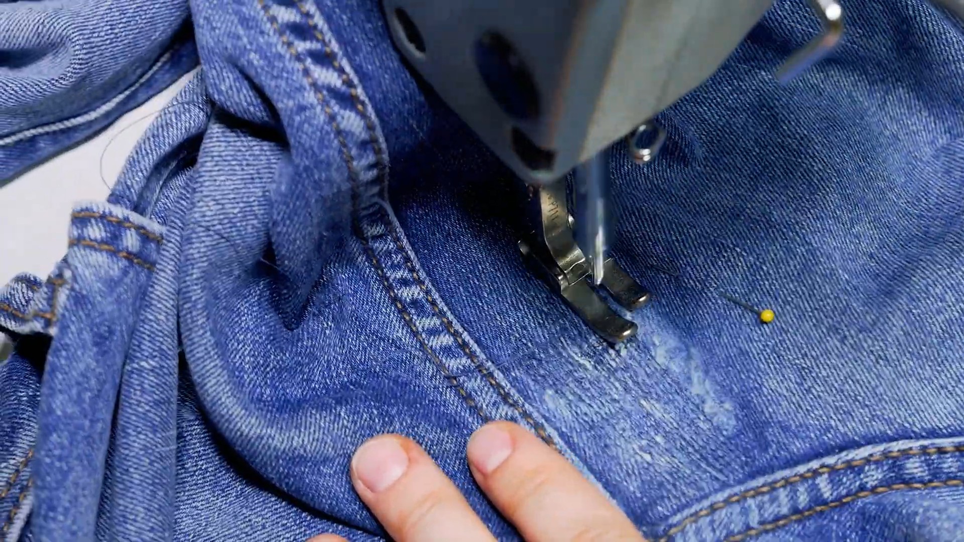 Как зашить дырку на джинсах: незаметно между ног, как отремонтировать вручную или на машинке, что можно сделать