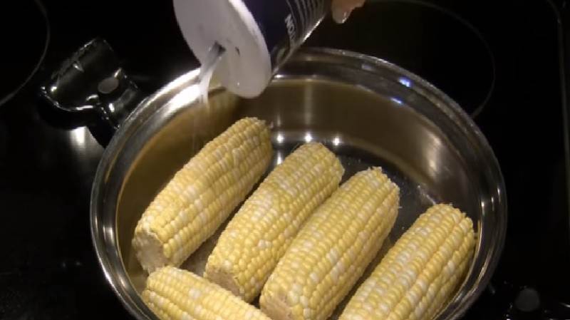 Учимся готовить кукурузу в кастрюле: фото и пошаговые рецепты, как сварить ее в початках с солью