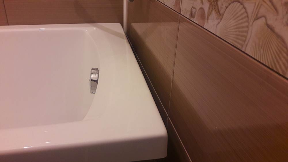 Как соединить ванну с плиткой на стене: особенности заделки швов, чем лучше