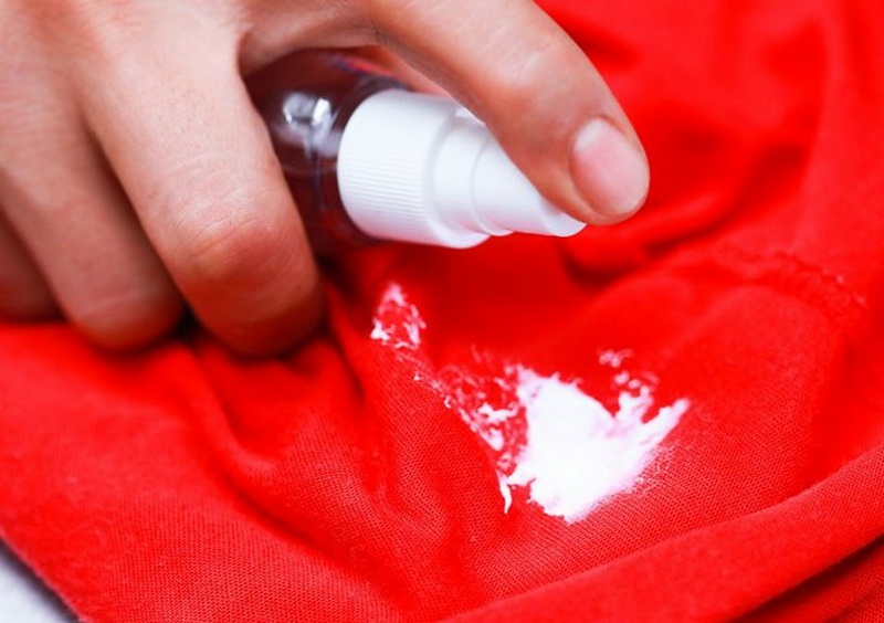 Основные правила, как и чем убрать краску со штанов и не испортить их