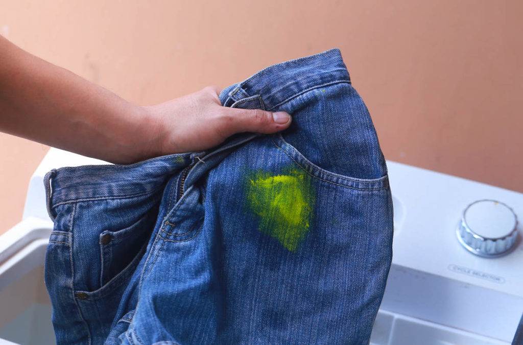 Как вывести жирное пятно с джинсов в домашних условиях