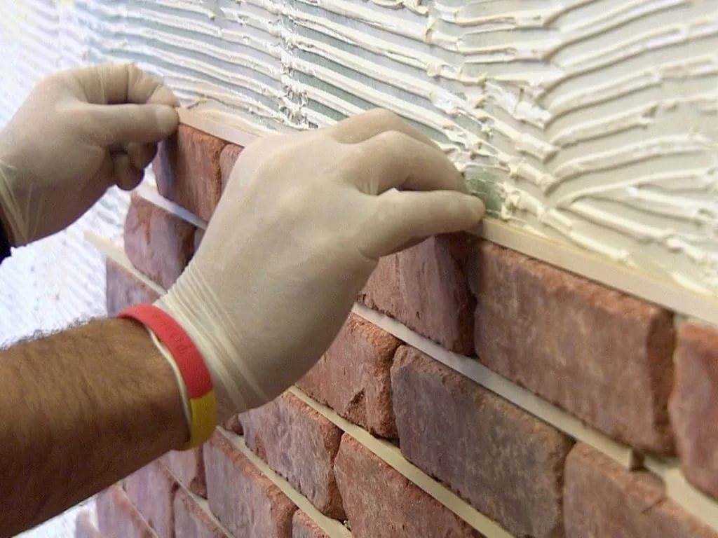Монтаж искусственного камня на стену: как укладывать, чем приклеить к стене