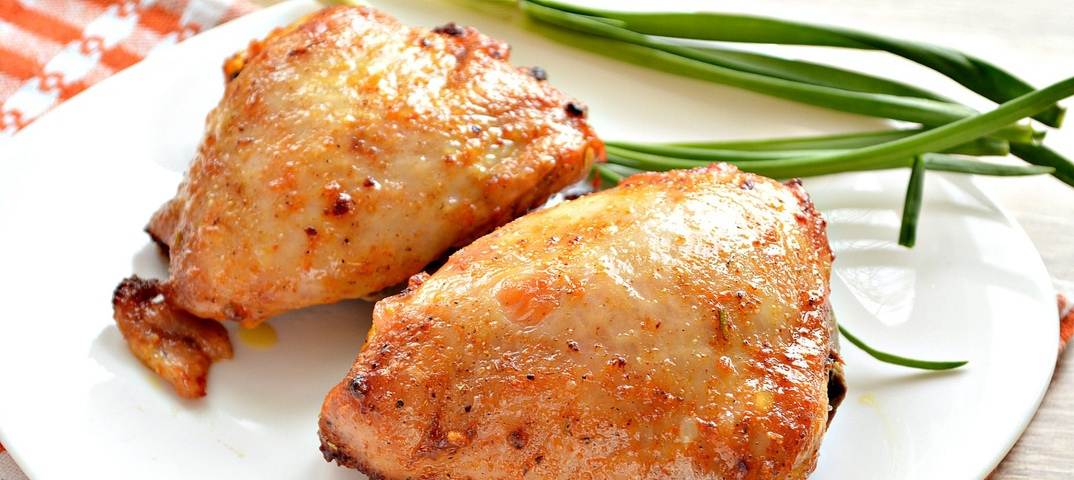 Куриные бедра на сковороде — 8 рецептов, как сделать сочно