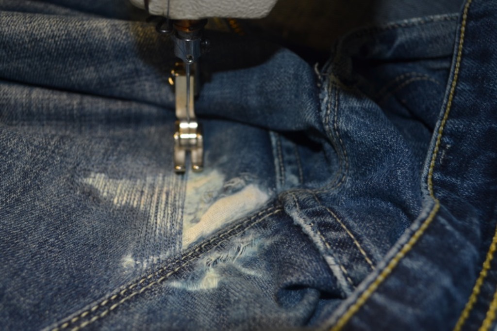 Как починить джинсы порванные между ног: советы и рекомендации