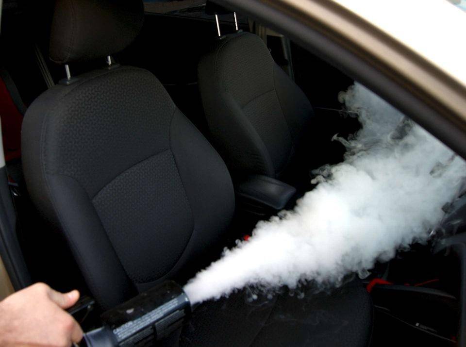 Как убрать запах в салоне автомобиля народными средствами