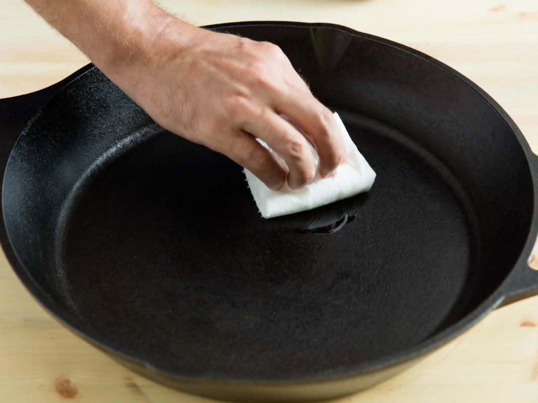 Как прокалить чугунную сковороду перед первым применением дома