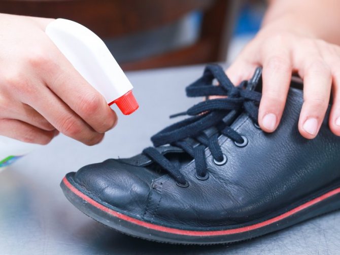 Чем пропитать обувь из замши, нубука и кожи от промокания — домашние советы