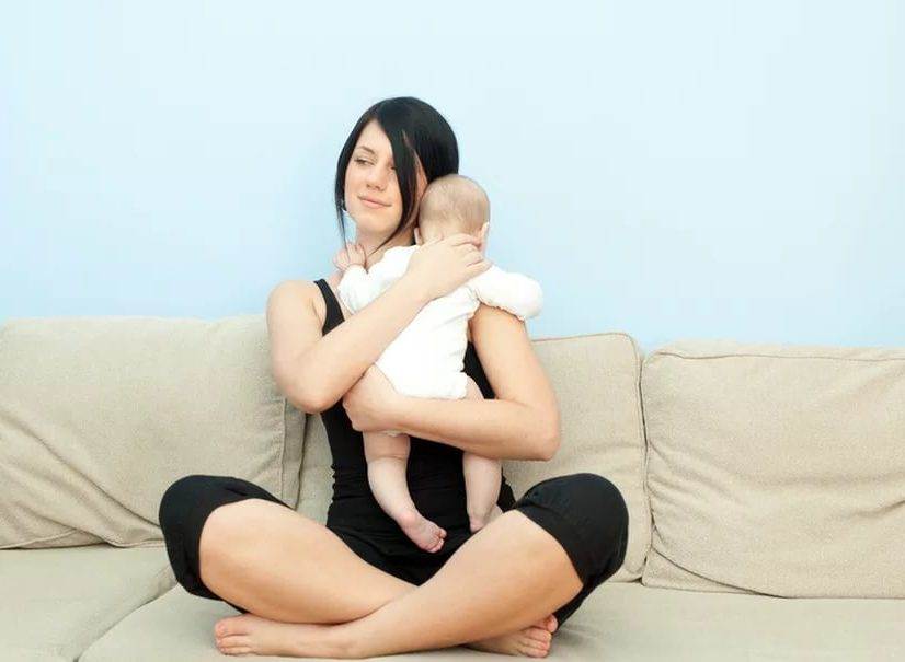 Как правильно держать новорожденных: изучаем позу “столбиком” после кормления, способы поддержки при подмывании