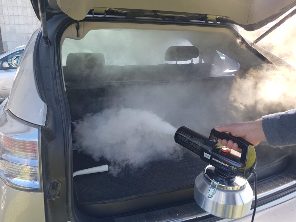 Как избавиться от запаха в салоне автомобиля при помощи народных и химических средств