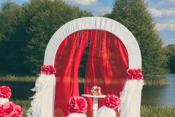 Свадебная арка своими руками: варианты украшения и фото