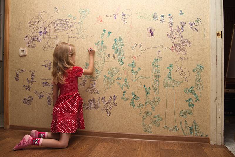Почему дети стремятся рисовать на обоях и как защитить стены, виды покрытий