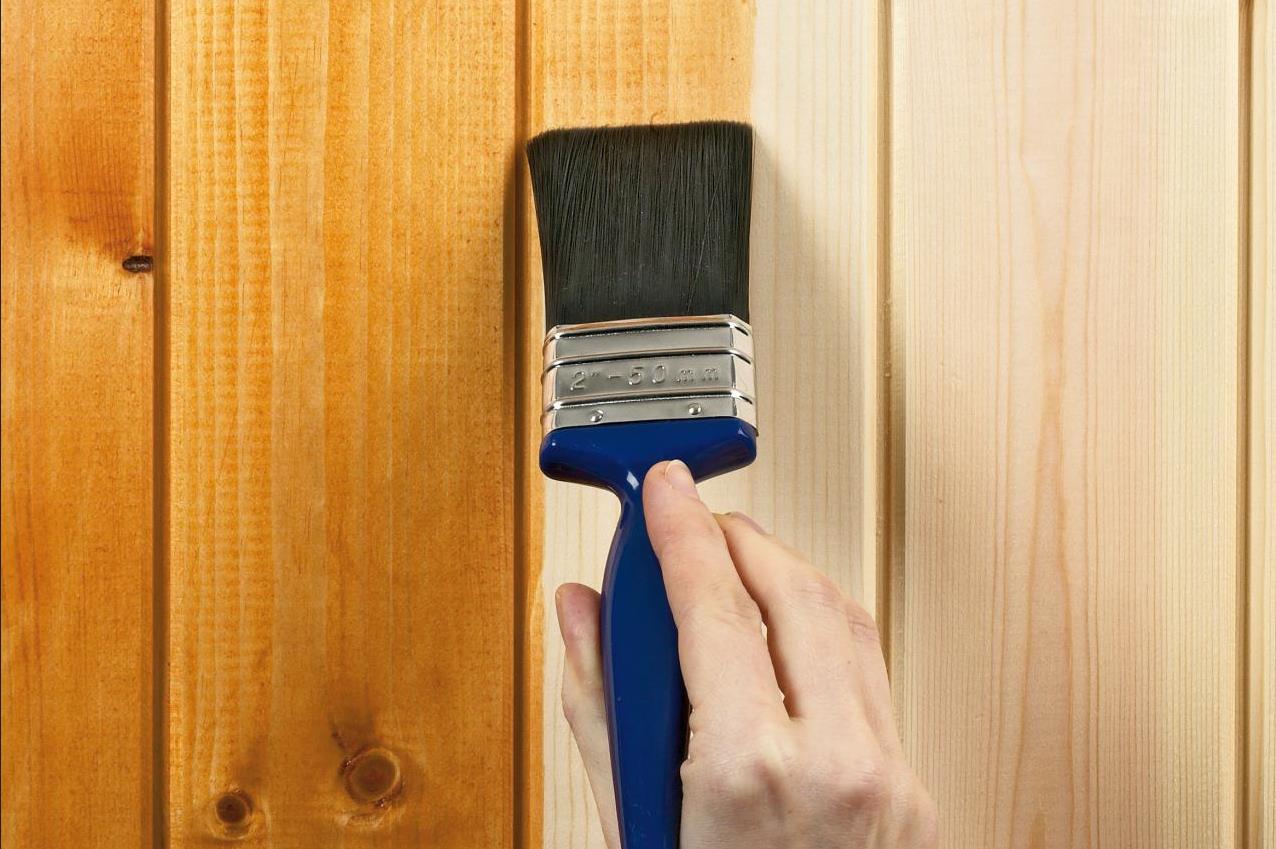 Покраска деревянного дома: выбор краски и расчет нужного количества материала