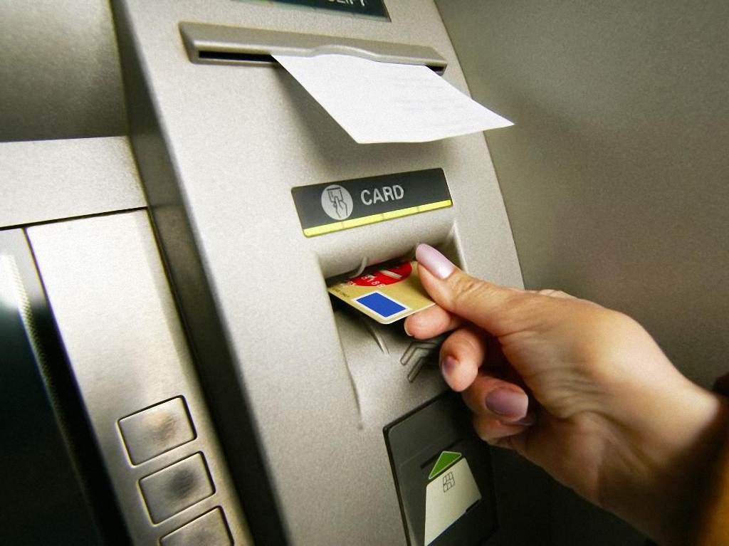 Как снять деньги с дебетовой или кредитной карты сбербанка без карты?