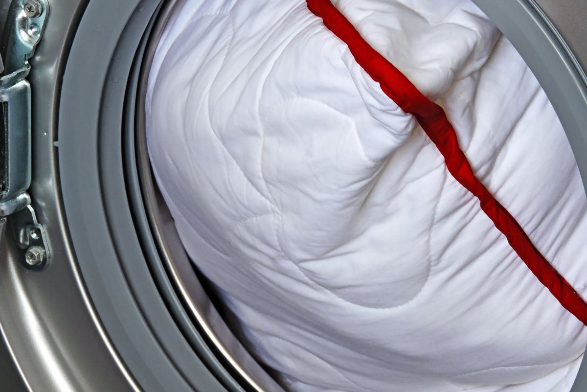 Как постирать подушку: вручную, на стиральной машине. правила и советы