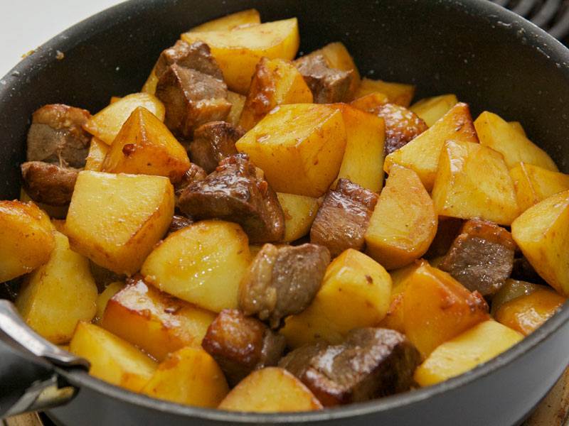 Картошка с мясом в мультиварке тушеная рецепт с фото пошагово