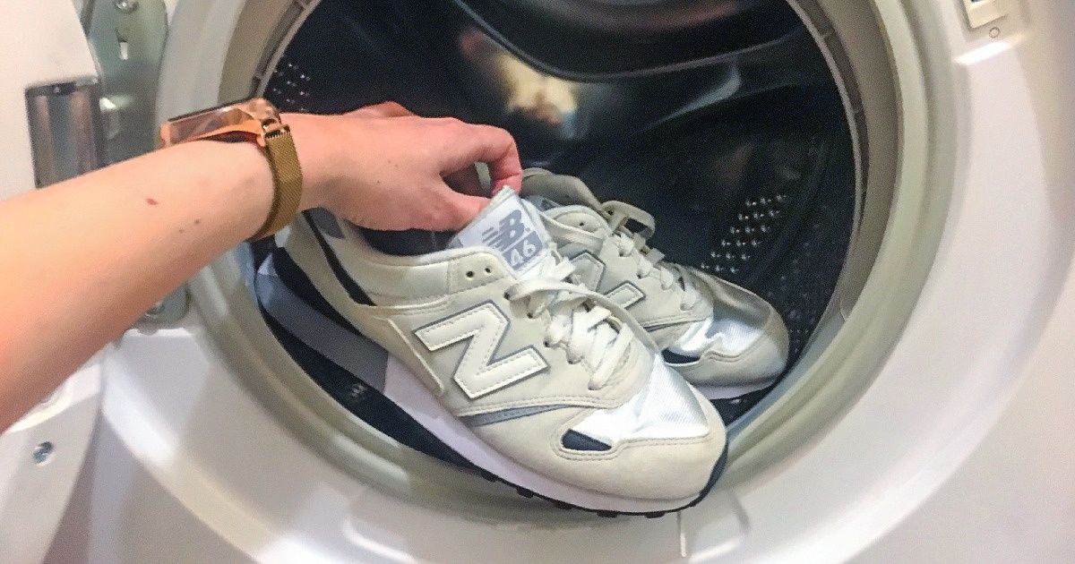 Как без вреда постирать замшевые кроссовки в стиральной машине и вручную