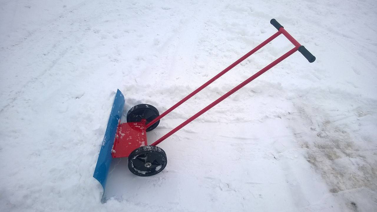 Механический снегоуборщик: ручной на колесах, бензолопата, отвалы и приспособления для уборки снега