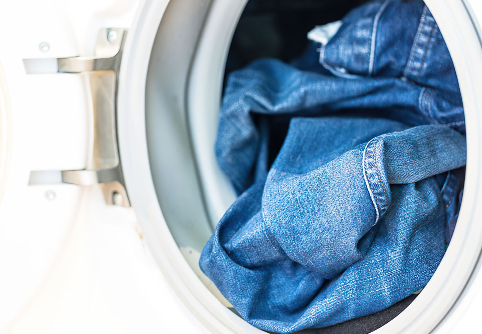 Как правильно стирать джинсы в стиральной машине?