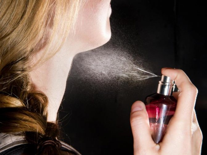 Как избавиться от запаха духов с волос и одежды