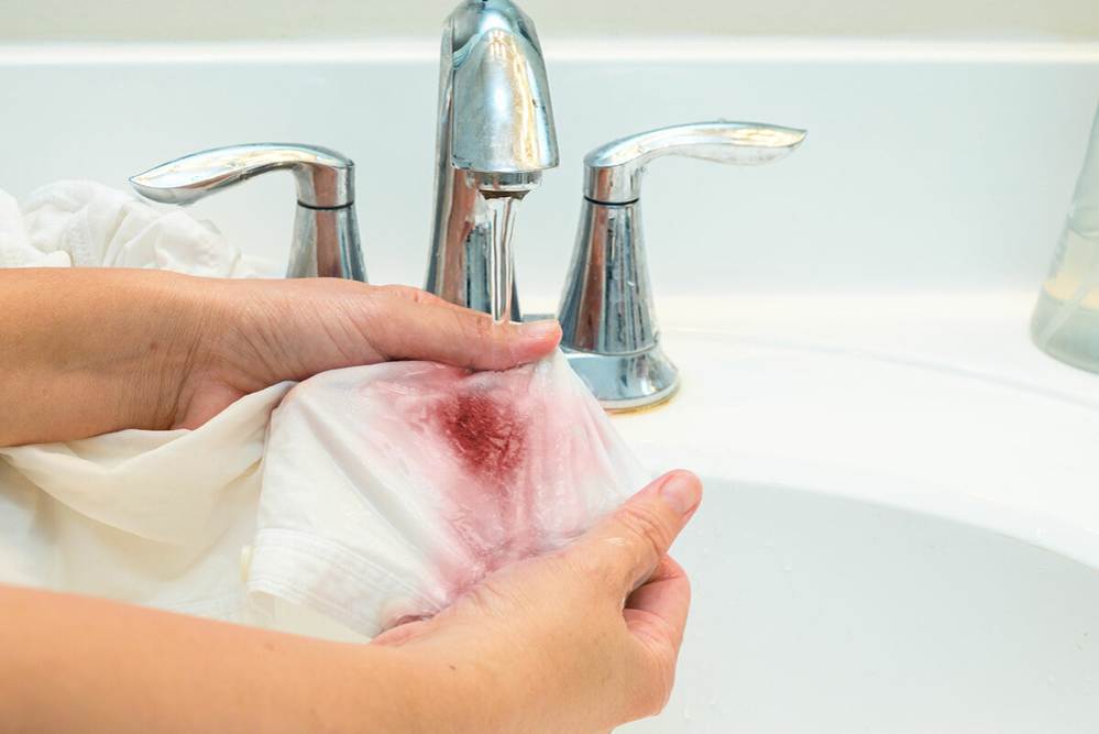 Как отстирать кровь с одежды в домашних условиях (засохшую, старую, свежую), какие средства использовать, в какой воде замачивать ткань?