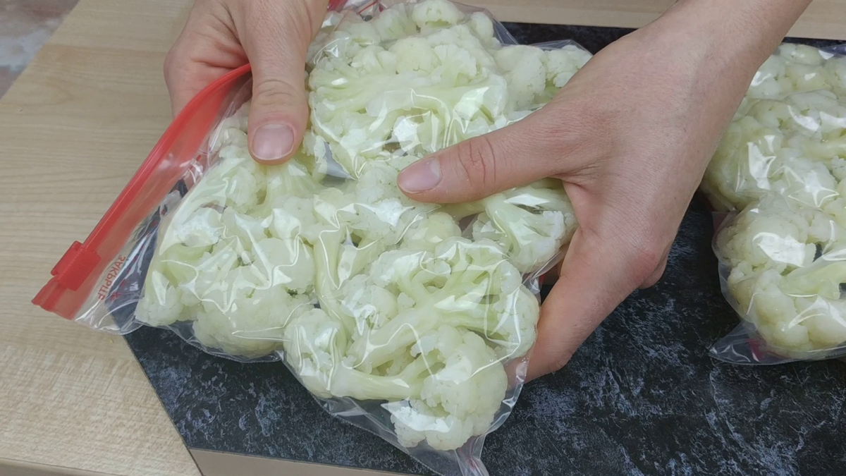 Как заморозить капусту белокочанную на зиму в домашних условиях в морозилке, можно ли её замораживать, способы заморозки, что делать с замороженной капустой