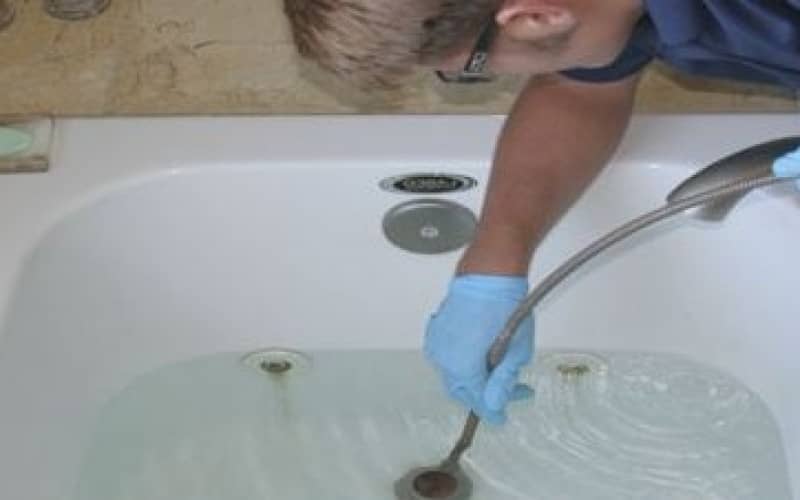 Как самостоятельно прочистить засор в ванной доступными средствами?