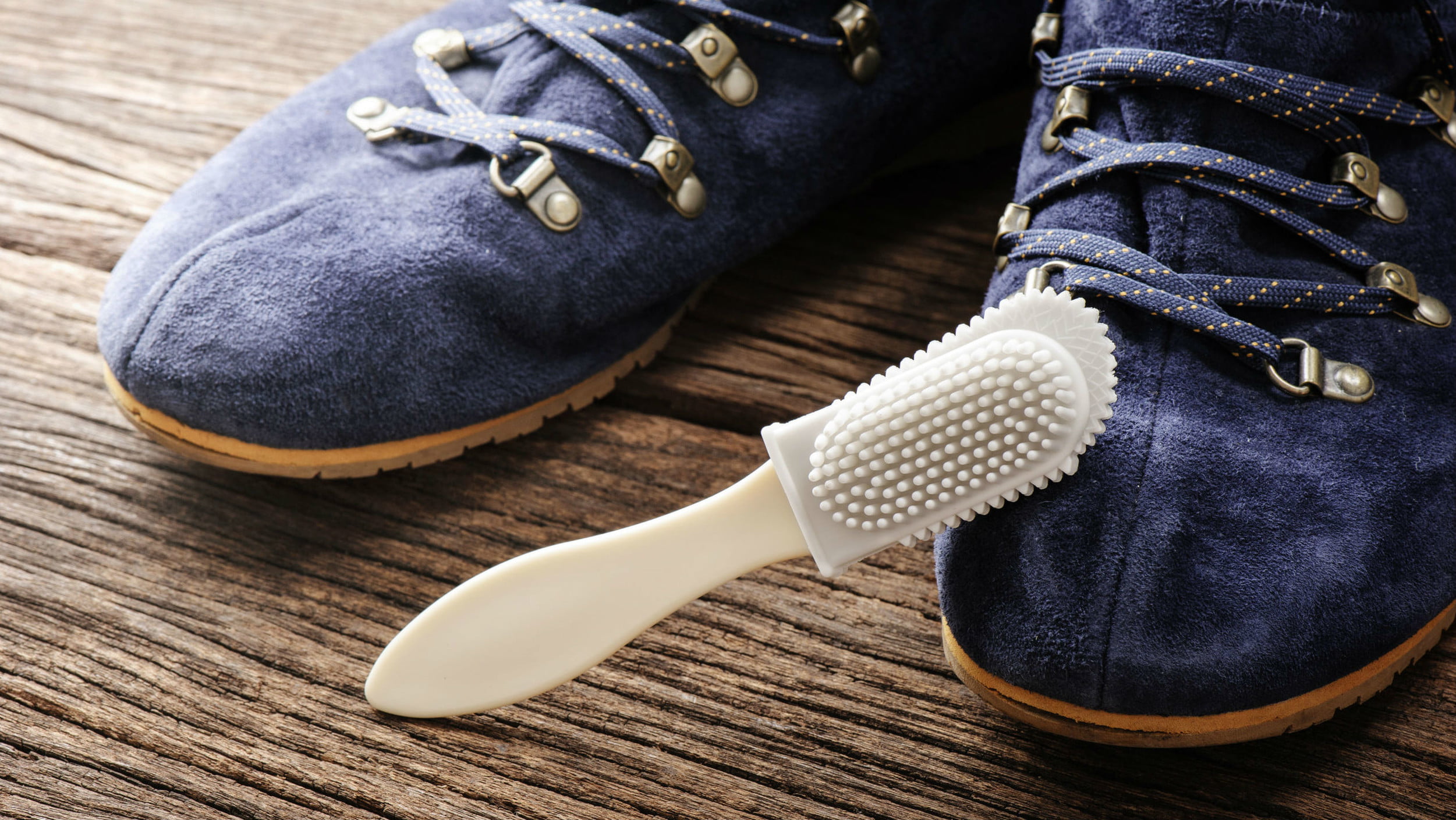 Как почистить замшевую обувь в домашних условиях от грязи и можно ли ее мыть