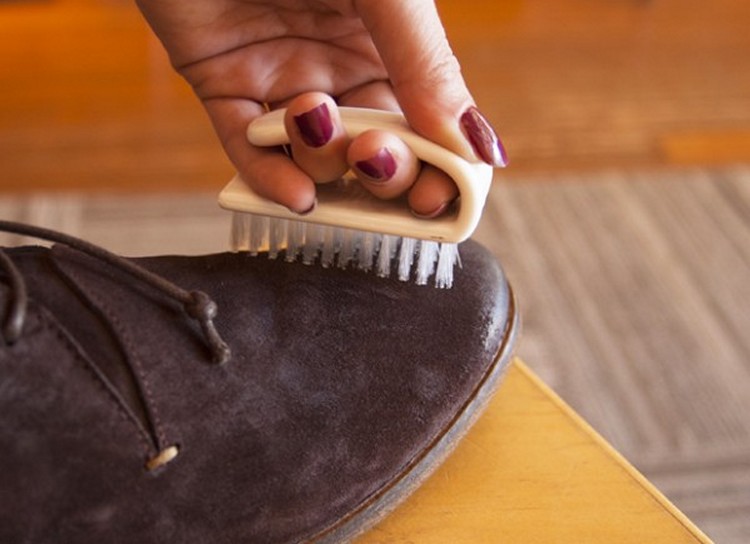 Как почистить замшевую обувь в домашних условиях от грязи и можно ли ее мыть