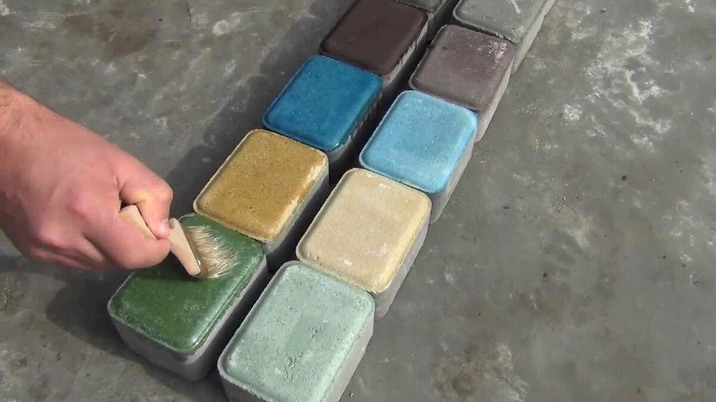 Как покрасить тротуарную плитку на улице своими руками: можно ли и какой краской