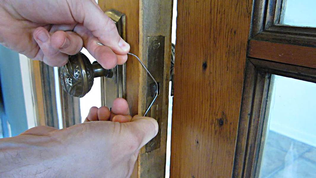 Как открыть замок без ключа входной двери: инструкция