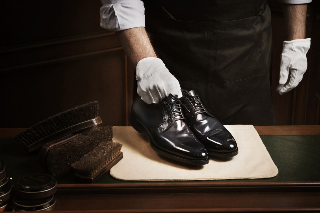 Чем чистить лакированную обувь от царапин и грязи?