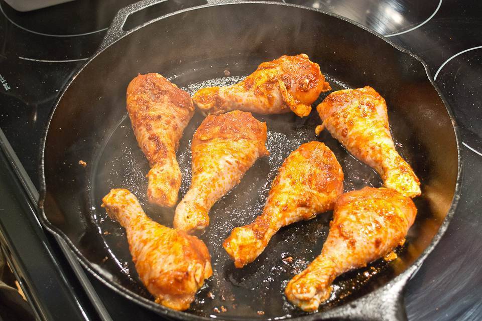 Как вкусно обжарить курицу на сковородке