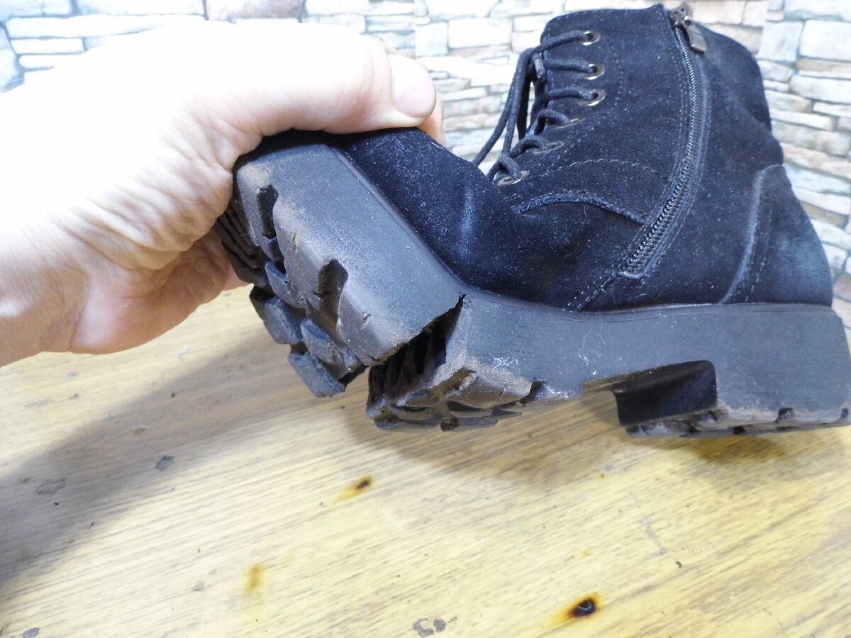 Как заклеить подошву обуви в домашних условиях, если она лопнула
