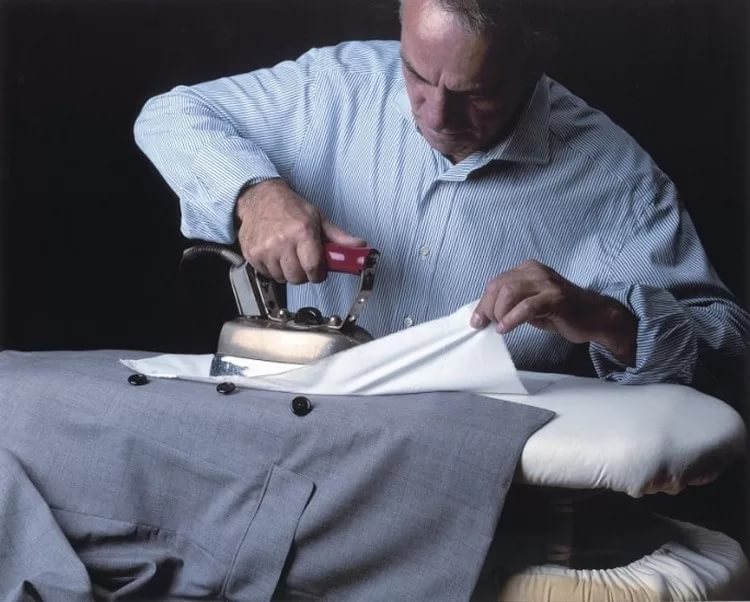Как правильно гладить пиджак в домашних условиях, нюансы для разных тканей (льняной, шерстяной, из полиэстера и других) и фото