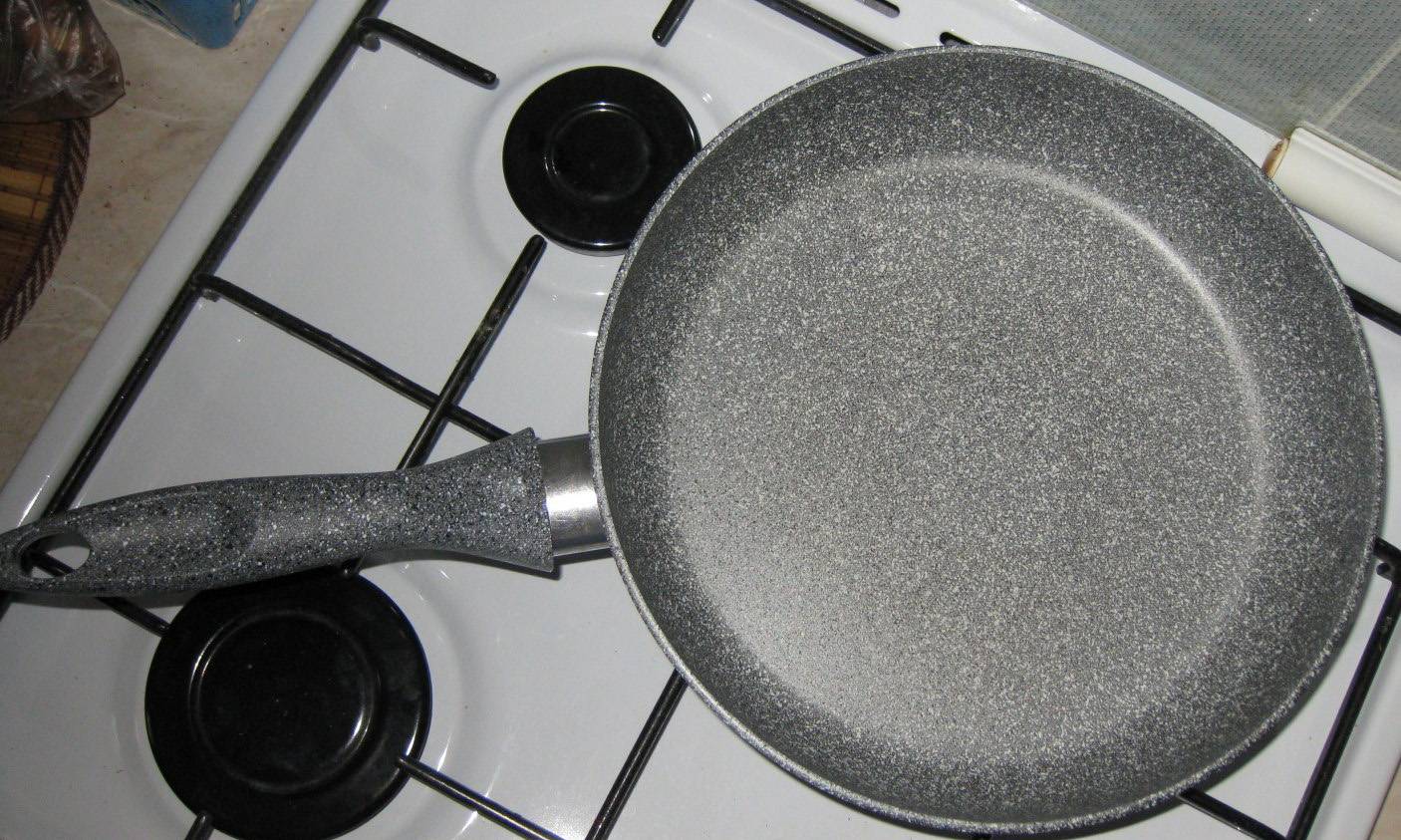 Чистка сильно грязной сковороды с керамическим покрытием содой и перекисью