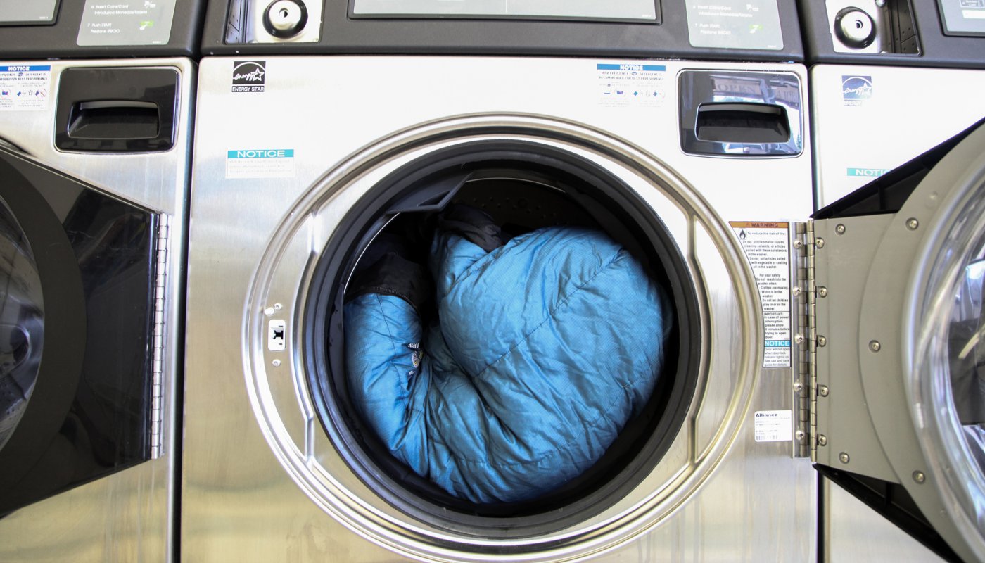 Как постирать спальный мешок в машинке и руками