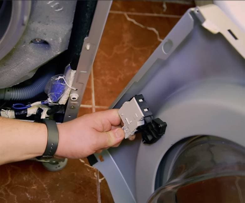5 способов аварийно открыть дверь стиральной машины после стирки
