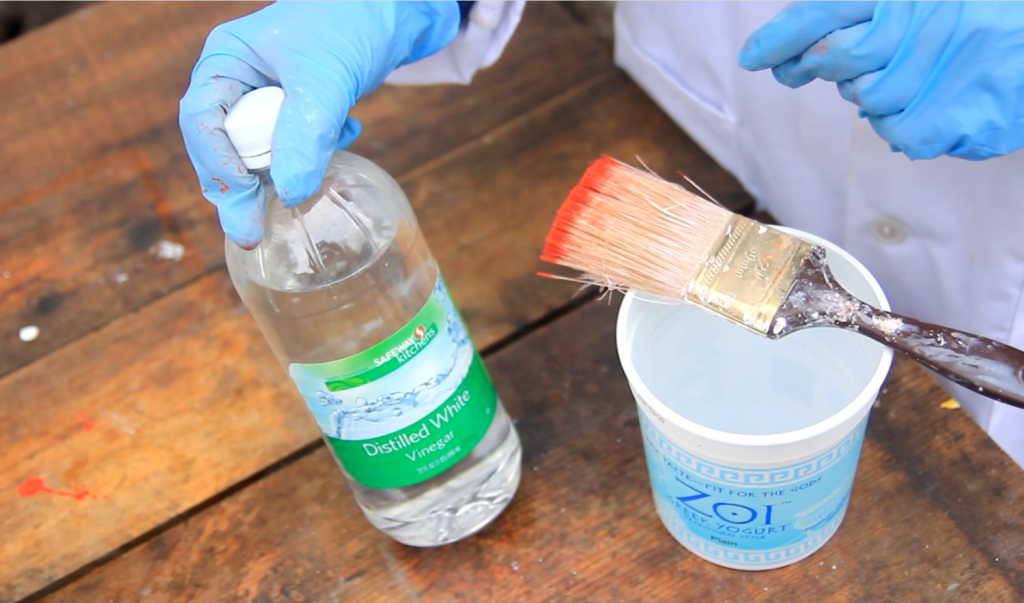 Чем отмыть акриловую краску: средства для удаления пятен с рук, дерева, пластика и ткани