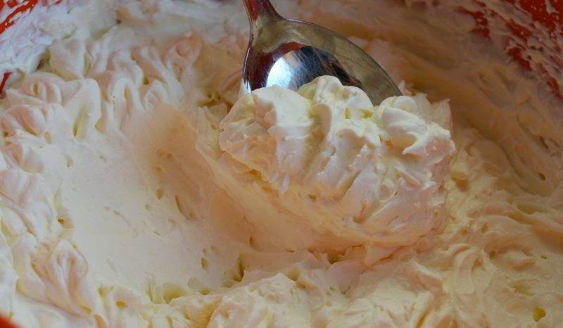 Как исправить жидкий сметанный крем для торта. как загустить сметанный крем