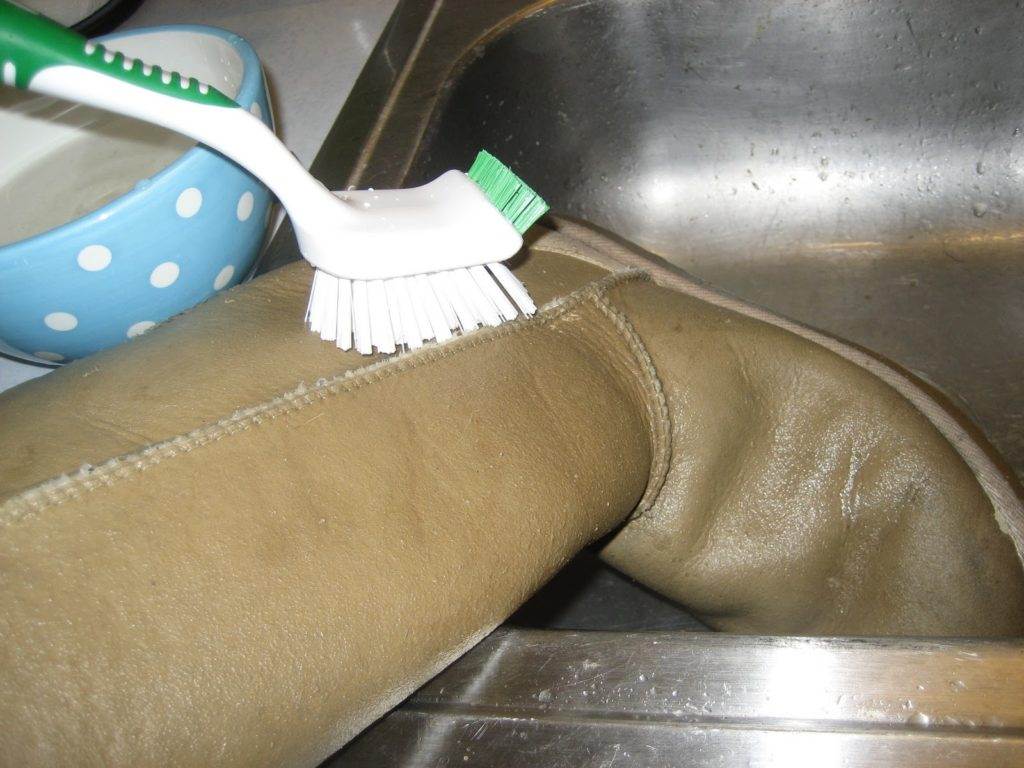 Как вывести жирное пятно с замшевой обуви в домашних условиях