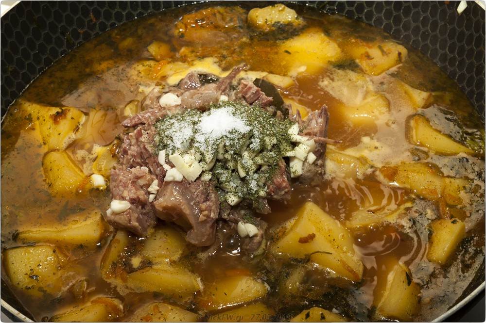 Тушеная картошка с тушенкой