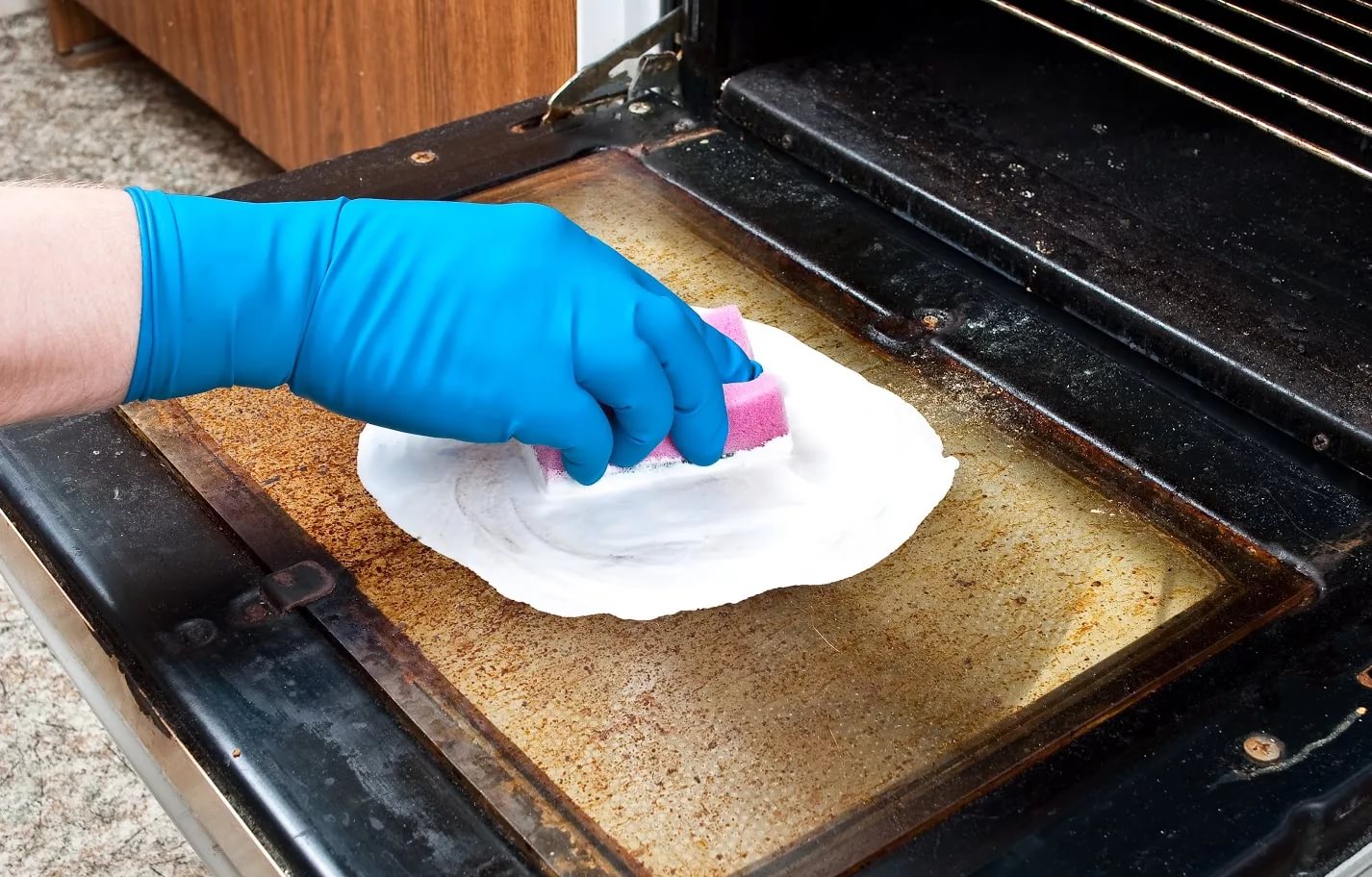 Как очистить духовку от нагара и застарелого жира?