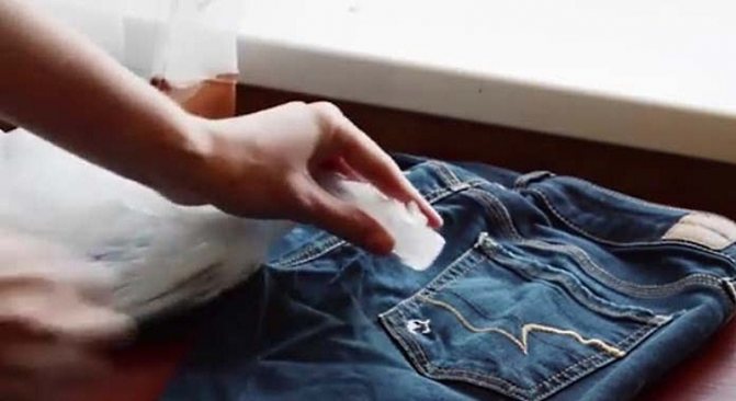 Как убрать жвачку с джинс: проверенные способы