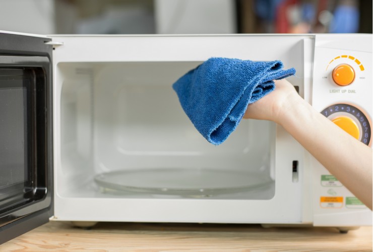 Как в домашних условиях почистить микроволновку: воспользуйтесь советами
