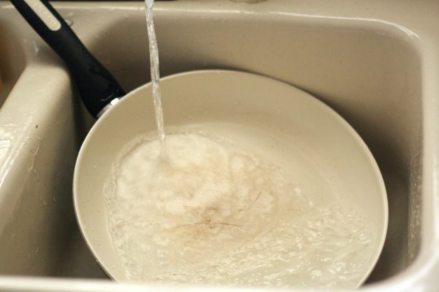 Как очистить керамическую сковороду от нагара внутри?