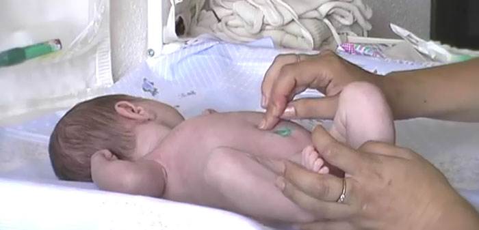 Кожа к коже: выкладывание новорожденного на живот к маме