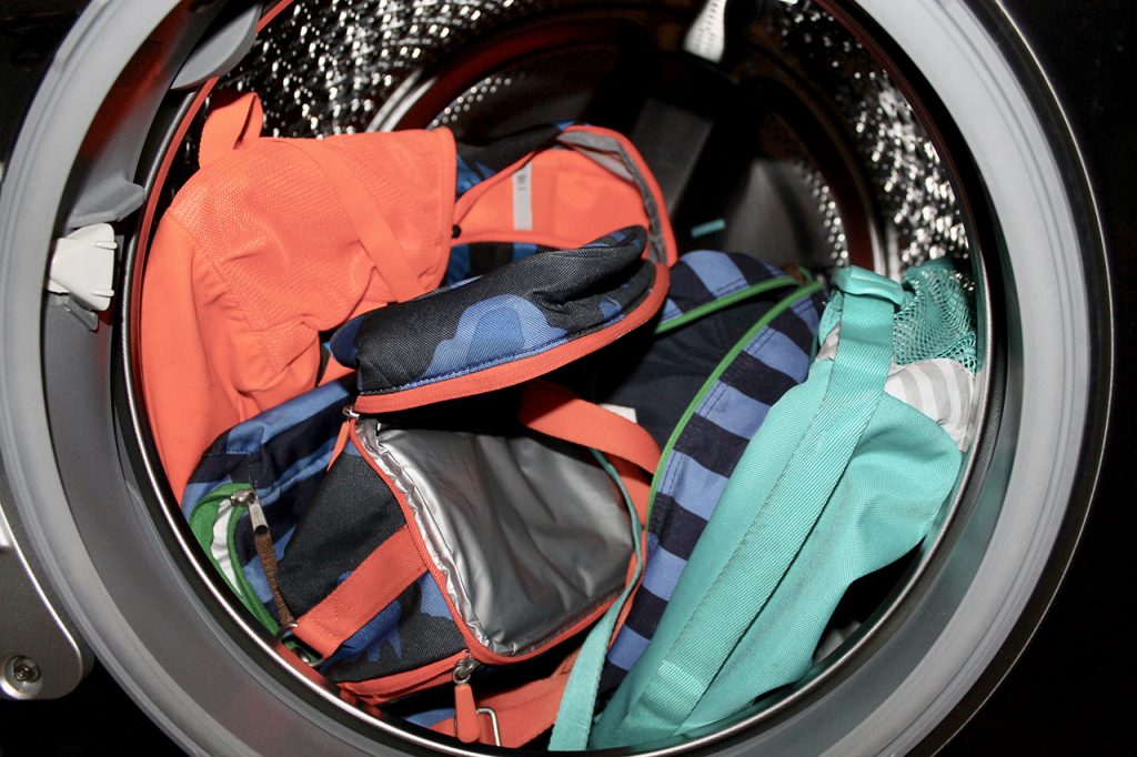 Как постирать рюкзак (портфель) в стиральной машине?