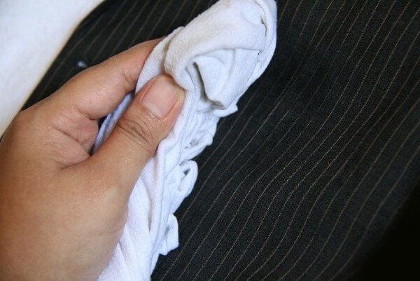 Как убрать блеск с брюк от носки