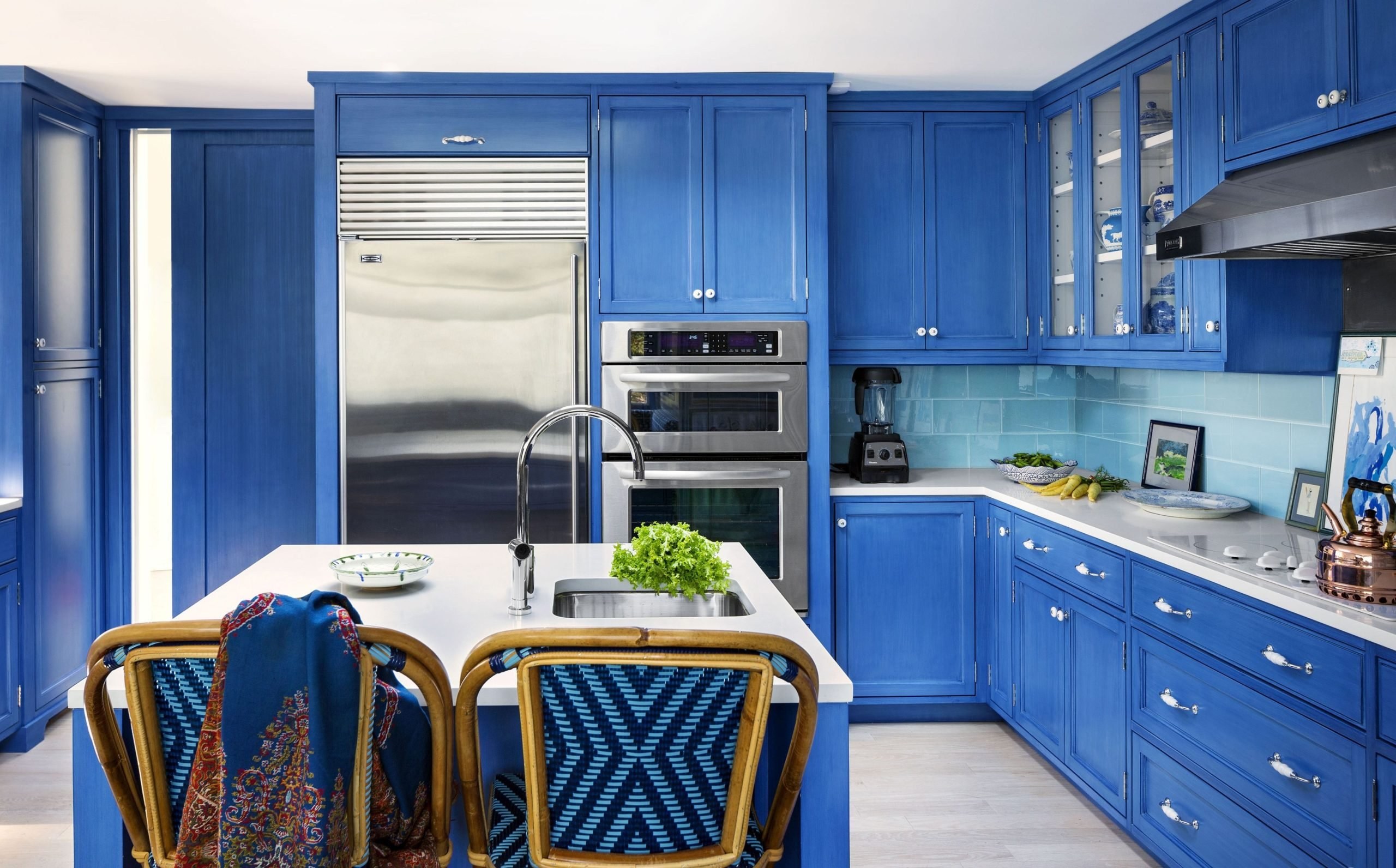 Голубая кухня: дизайн кухонного гарнитура в классическом интерьере