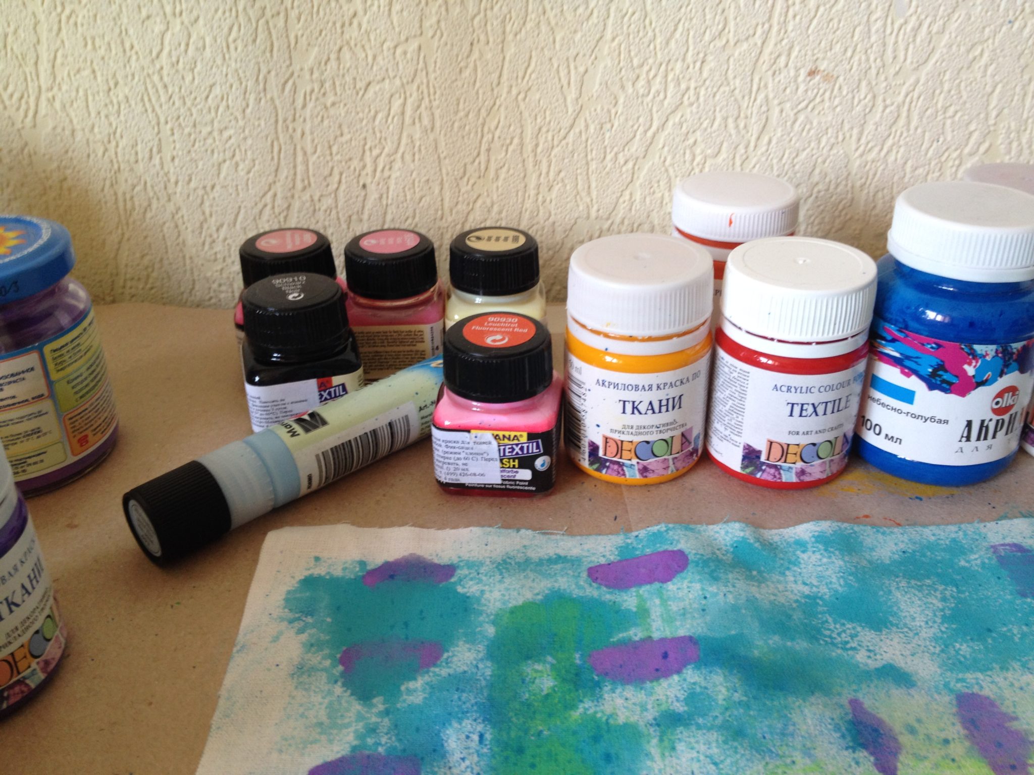 Купить краску в домашних. Краска для перекраски ткани. Акриловые краски. Акриловая краска для ткани. Краски для рисования.